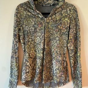 Snoskins M zip up pull over. Colorful pattern